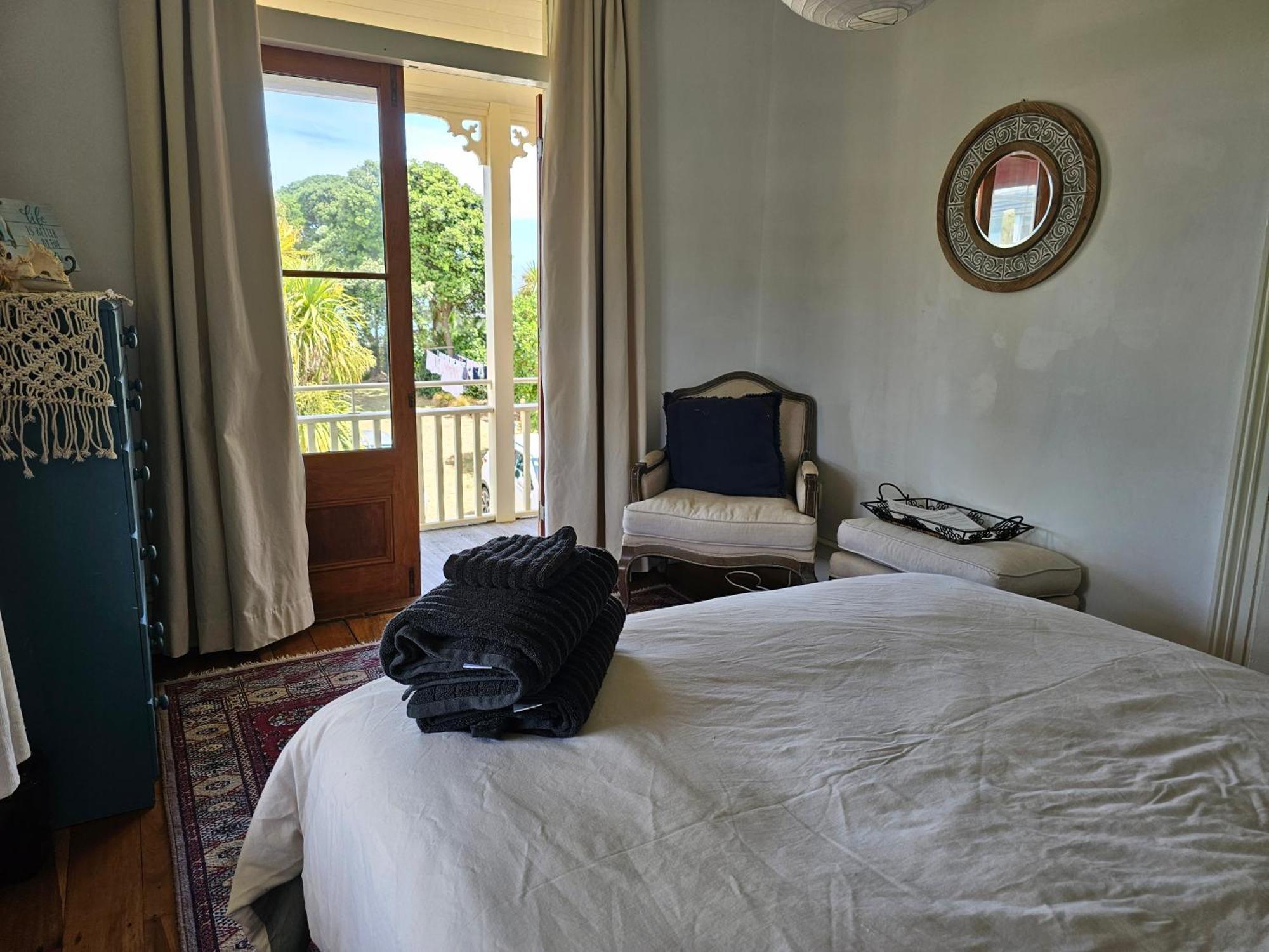 Brony'S Beachfront-Short And Long Term Stays Porirua Bagian luar foto