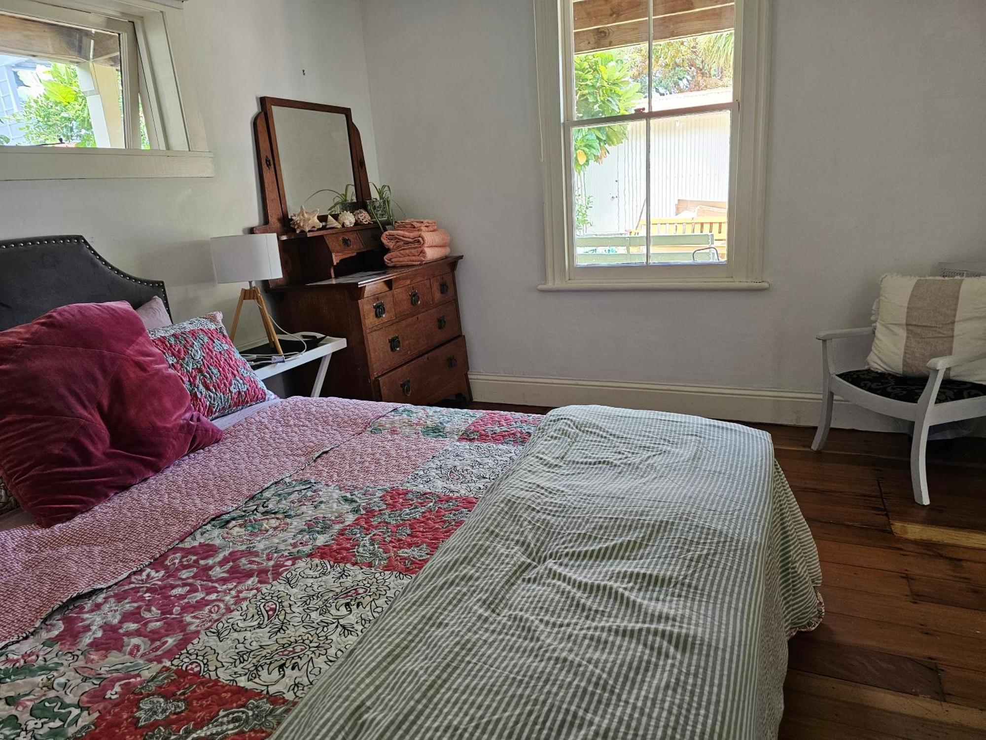 Brony'S Beachfront-Short And Long Term Stays Porirua Ruang foto
